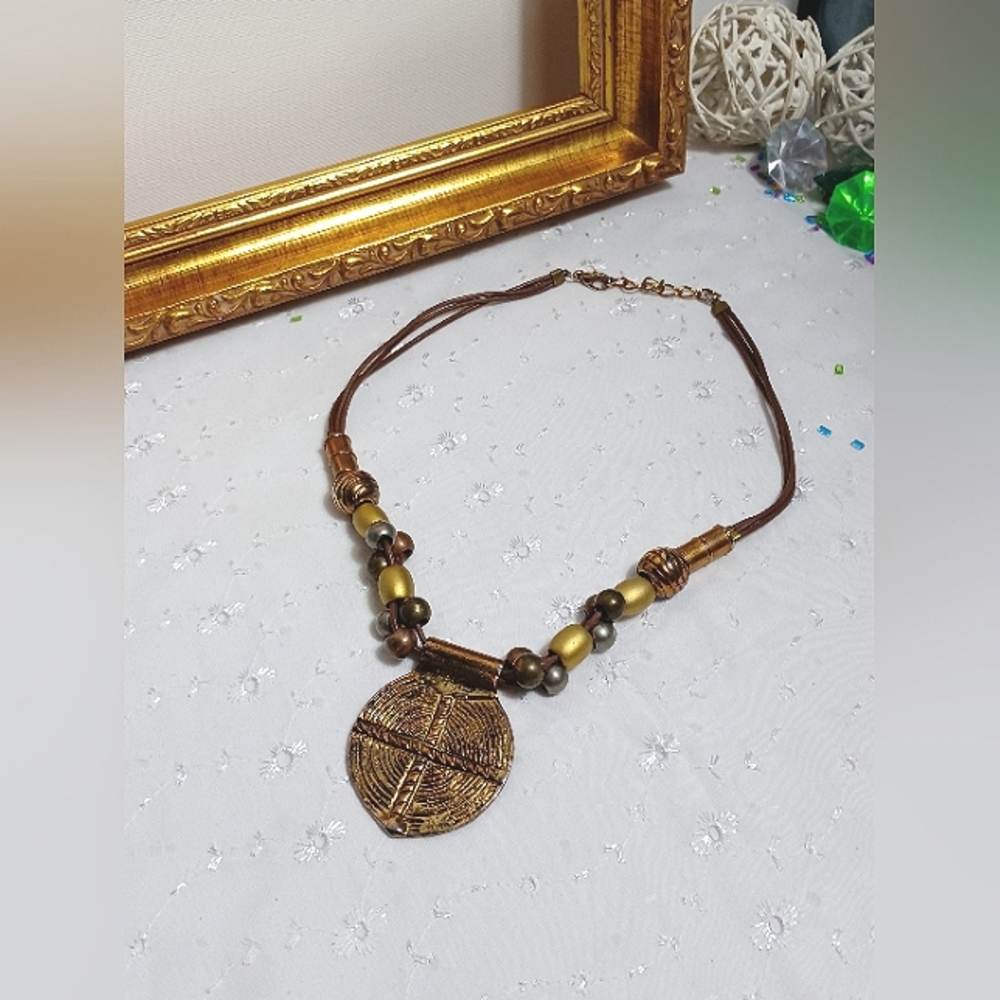 Vintage Casual Corner 80s medallion and leather necklace